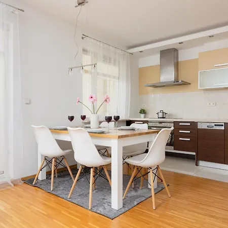 Spacious Palac Jana Iii Wilanow By Renters Варшава